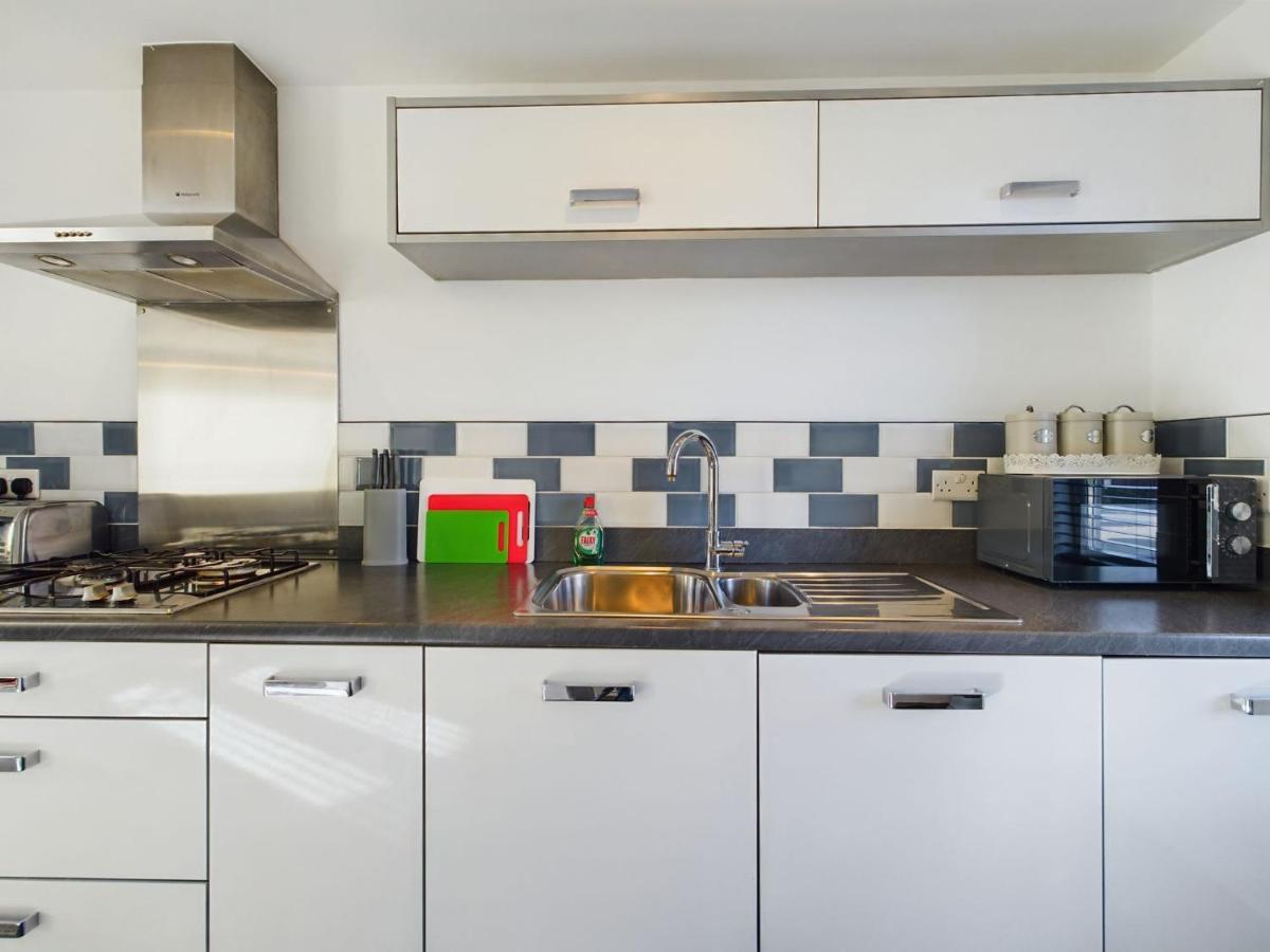 247 Serviced Accommodation In Stafford- 3Br Townhouse Exterior photo