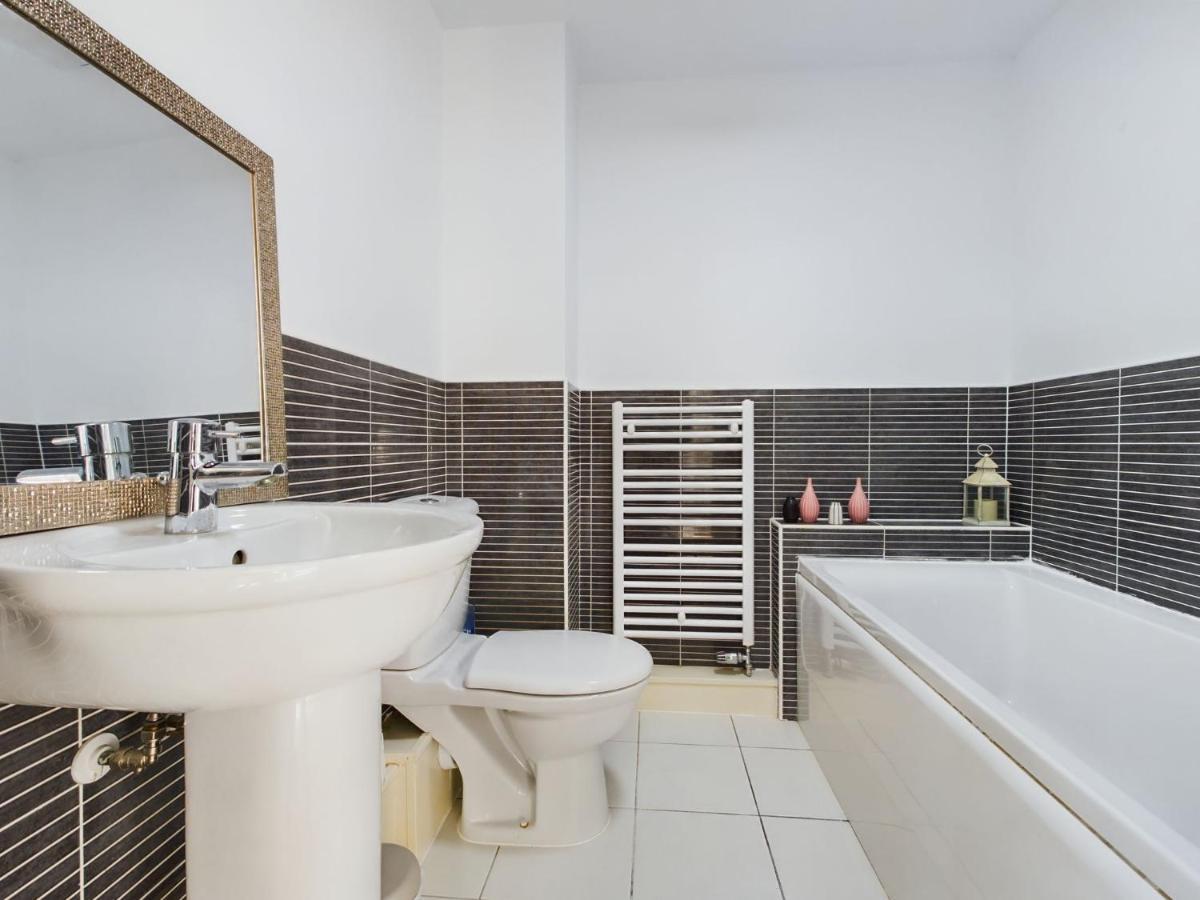 247 Serviced Accommodation In Stafford- 3Br Townhouse Exterior photo
