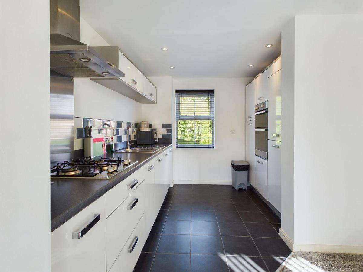 247 Serviced Accommodation In Stafford- 3Br Townhouse Exterior photo