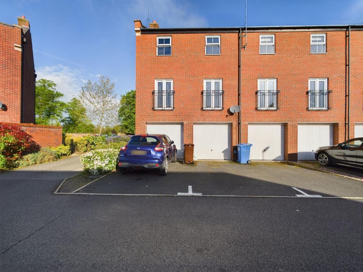 247 Serviced Accommodation In Stafford- 3Br Townhouse Exterior photo