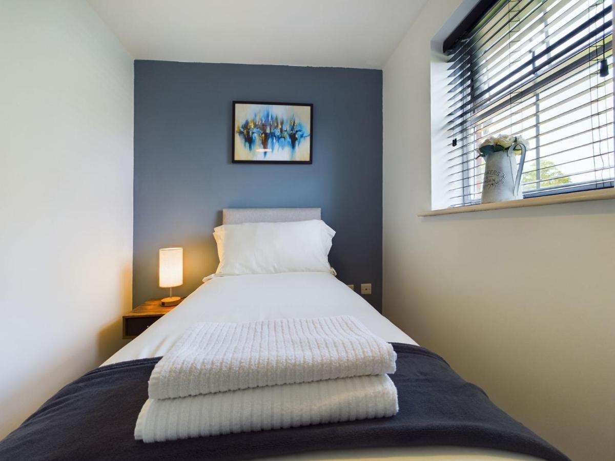 247 Serviced Accommodation In Stafford- 3Br Townhouse Exterior photo